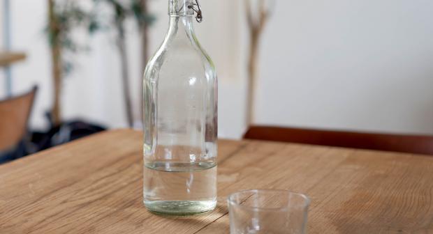 4 astuces pour nettoyer parfaitement les fonds de bouteilles