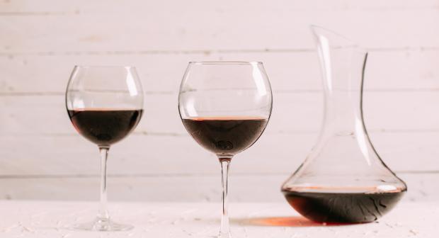 Wat is het verschil tussen decanteren en karaferen?