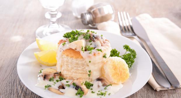 Wanneer moeten de champignons en gehaktballetjes bij mijn vol-au-vent?