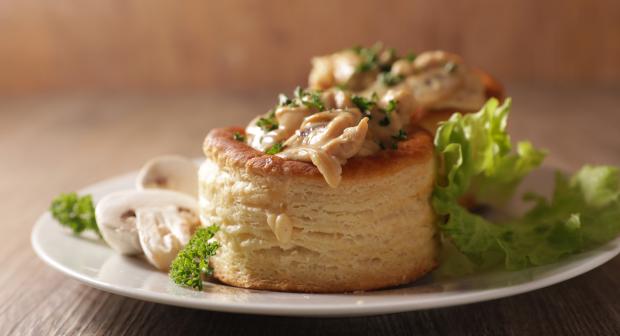 Hoe kan ik vol-au-vent het beste opnieuw opwarmen zonder dat de saus schift?