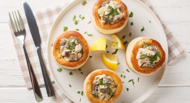 Hoe zorg ik dat de bladerdeegbakjes van mijn vol-au-vent lekker krokant blijven?