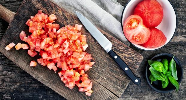 Wat is de beste manier om tomaten te pellen?