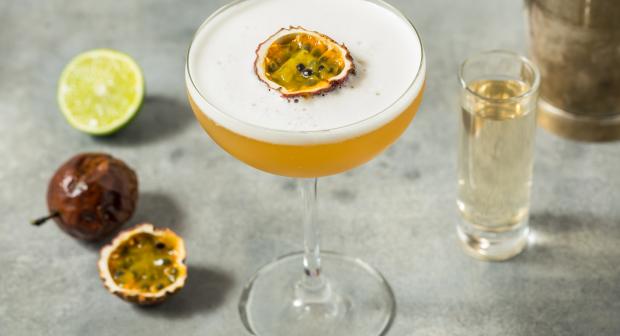 Wat zit er in het glaasje dat bij een pornstar martini wordt geserveerd, en waarom krijg je het er soms bij?