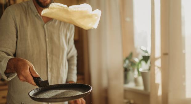 Hoe weet je wanneer je een pannenkoek moet omdraaien?