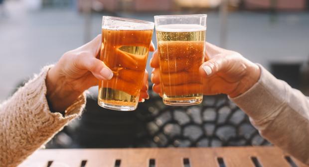 De verrassende reden waarom we met glazen klinken