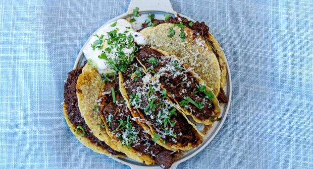 RECEPT: taco’s met Ierse cornedbeef en pittige peterseliesaus van de Ierse chef Gráinne O’Keefe