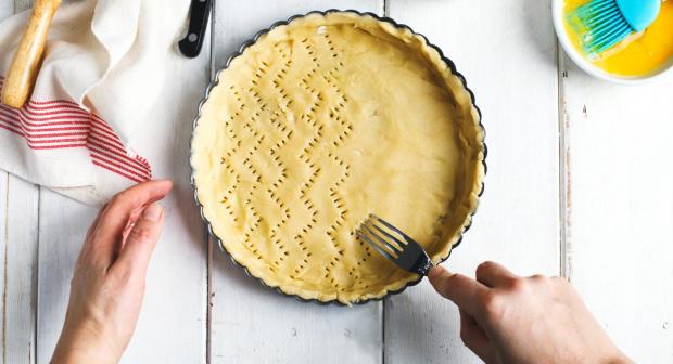 Wat is de beste manier om een taartbodem blind te bakken?