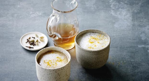 Wat helpt tegen een opgeblazen gevoel na een uitgebreid diner?