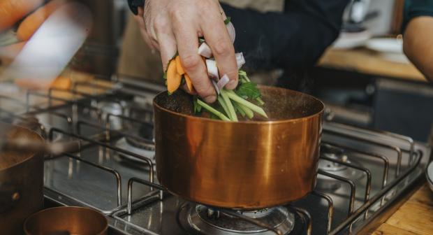 Verlies je vitamines als je groenten kookt? Zo zit het echt