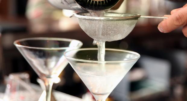 Waarom wil James Bond zijn martini ‘shaken’ en ‘not stirred’?