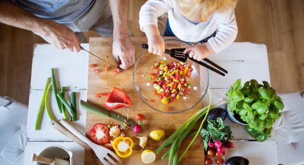 Koken met kinderen: wat kunnen ze op elke leeftijd?