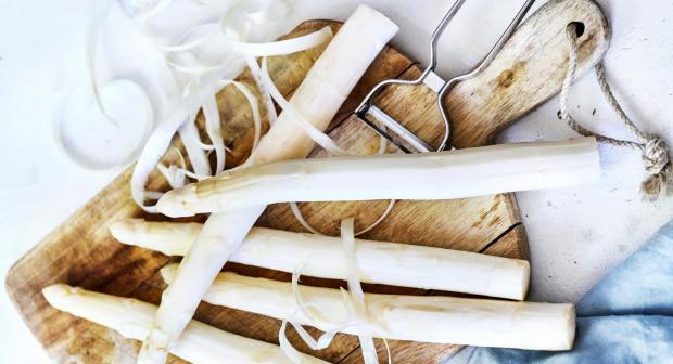 Waarom je schillen en uiteinden van asperges niet moet weggooien
