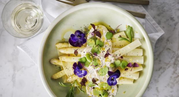 Welke kruiden passen goed bij asperges?