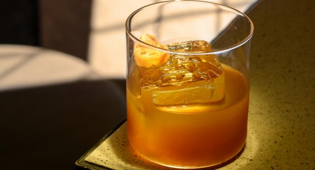 Waarom gebruik je voor cocktails de ene keer crushed ice en de andere keer ijsblokjes?