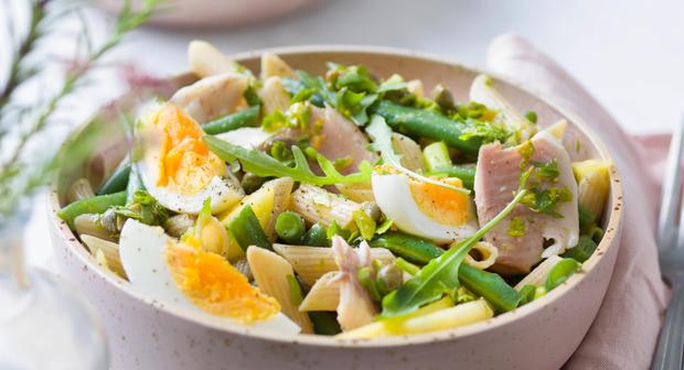 Frisse lenteslaatjes: 14 salades die de zon verwelkomen
