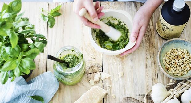 Wat is de beste manier om pesto te maken?