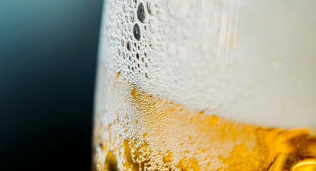 Waarom hebben sommige bieren zo'n dikke schuimkraag?