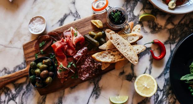 4 indispensables pour créer une planche de charcuterie parfaite