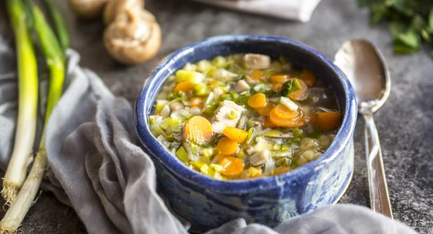 Comment préparer un bouillon de poulet maison?