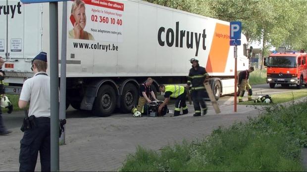 Vrouw Komt Onder Vrachtwagen Terecht En Wordt 20 Meter Meegesleurd - KW.be