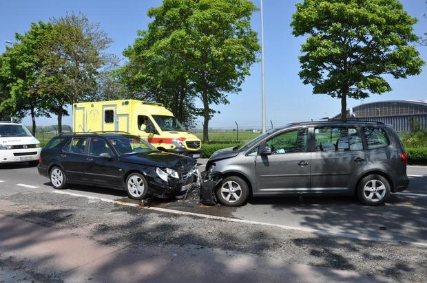 Twee wagens rijden frontaal op elkaar in na uitwijkmanoeuver in