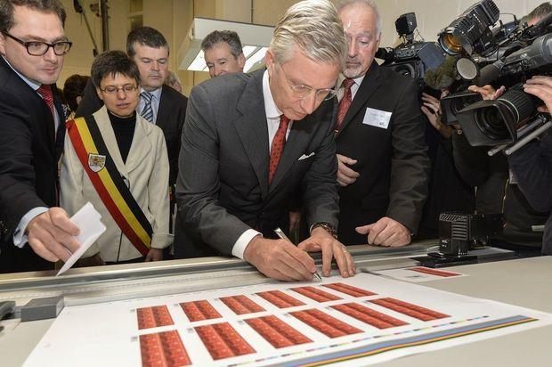 Koning Filip siert nieuwe postzegels
