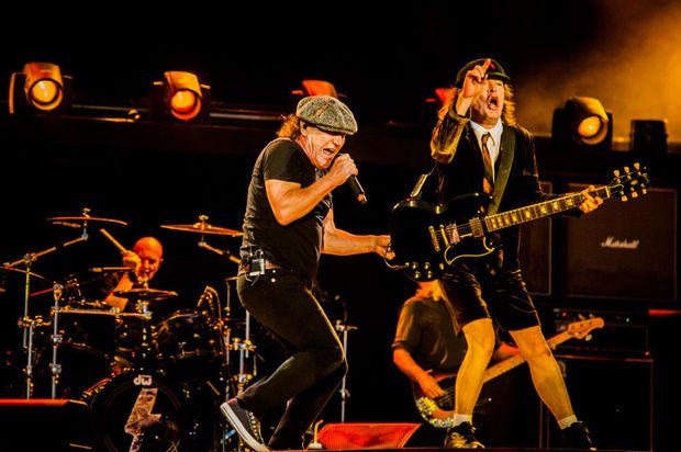 AC/DC-zanger dreigt doof te worden: band annuleert 10 concerten