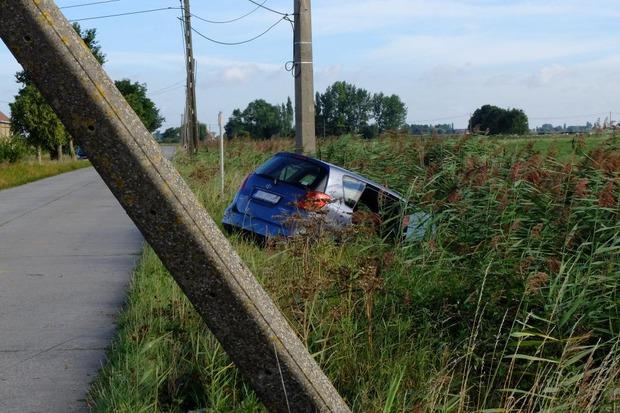 Wagen Knalt Tegen Betonnen Paal In Lo Reninge Twee Inzittenden Raken Gewond KW Be