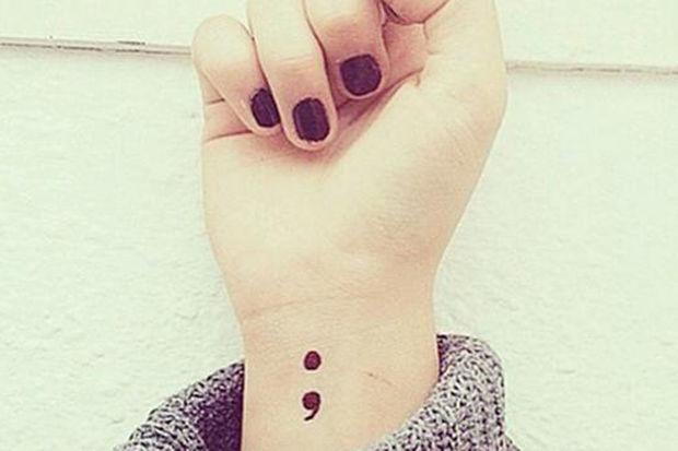 Pourquoi ce tatouage point-virgule est plus qu'une simple mode
