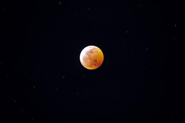 Maan kleurt rood door maansverduistering