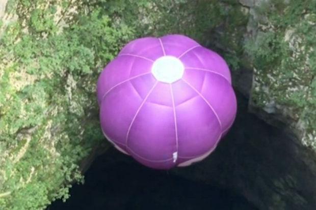 Il Rentre Dans Une Grotte Avec Une Montgolfière Vidéo 0032