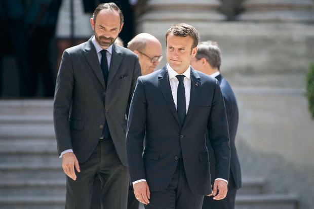 La Popularité De Macron Et Philippe En Forte Baisse