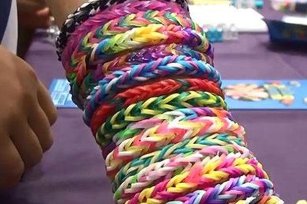 Comment réaliser un Rainbow Loom? (VIDEO)