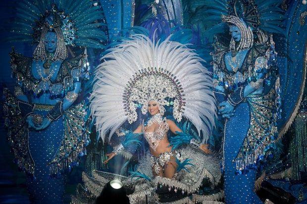Costume à plumes et parure scintillante, le Carnaval de Santa Cruz a élu sa  reine