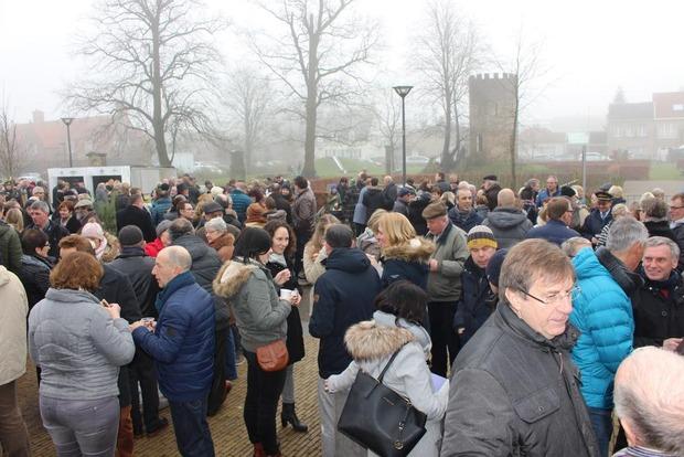 Inwoners Oudenburg trotseren de koude voor nieuwjaarsreceptie - KW.be