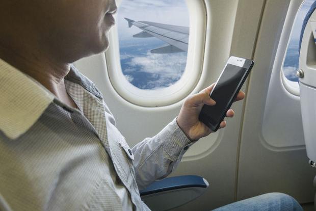 Wat gebeurt er als je je telefoon in een vliegtuig niet op