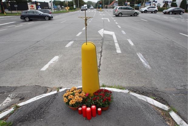 Kruisje, Bloemen En Kaarsen Op Plek Waar Pool In Tielt Werd Doodgereden ...