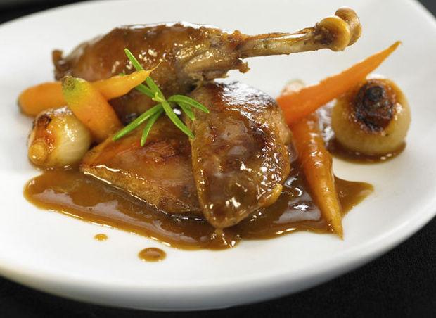Faisan à la crème de brandy, aux carottes et aux oignons confits