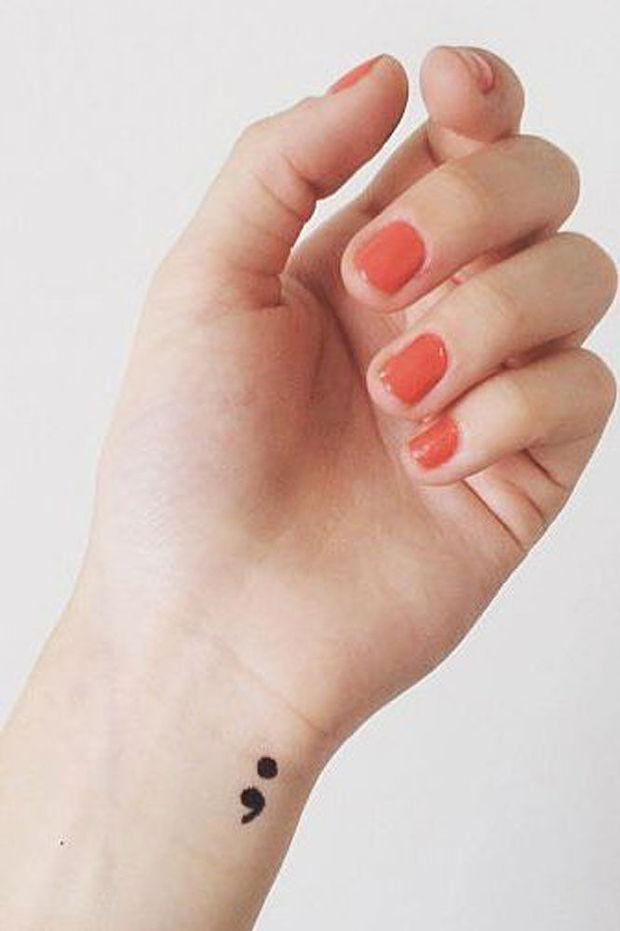 Waarom de puntkomma tatoeage meer is dan een hipsterhype Waarom de puntkomma tatoeage meer is dan een hipsterhype