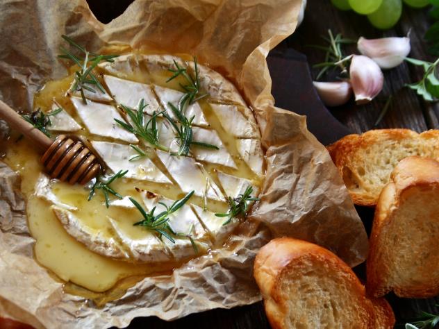 Camembert au four, pomme, thym et miel