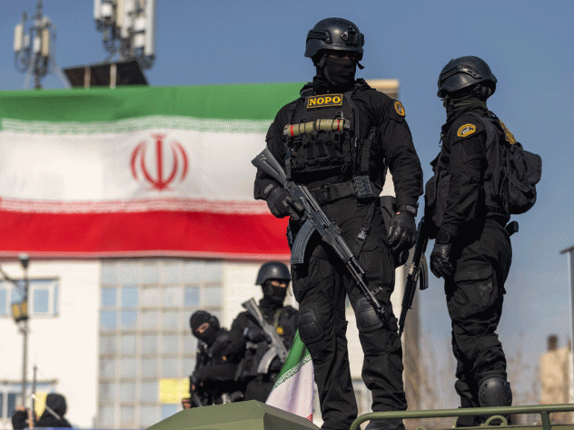 Iraans veiligheidspersoneel op maandag in Teheran