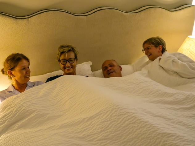 ‘Met Vier In Bed’