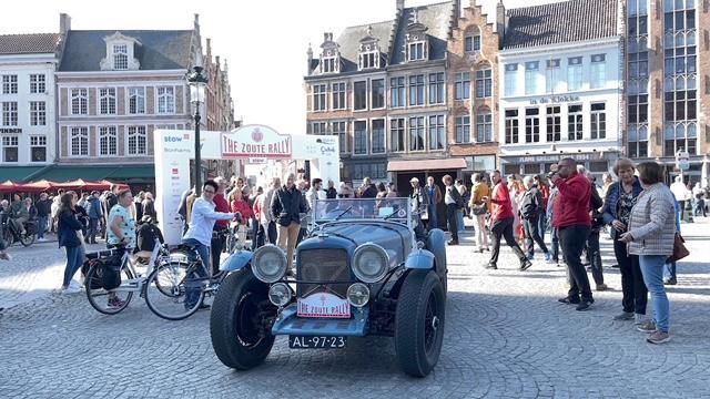 Ook in Brugge hadden de wagens veel bekijks.