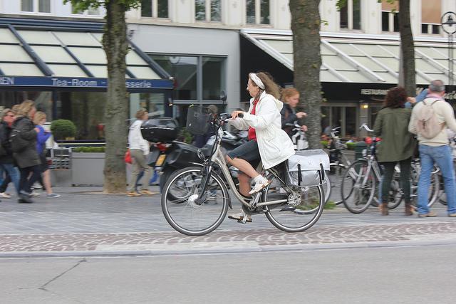 Fietsster (26) Even Buiten Bewustzijn Nadat Ze Aangereden Wordt Bij Het ...