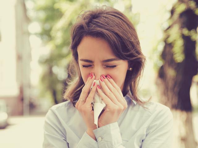 Femme-éternue-allergie-pollen