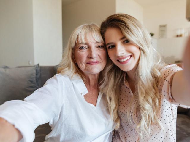 Jeune-femme-fait-un-selfie-avec-sa-grand-mère