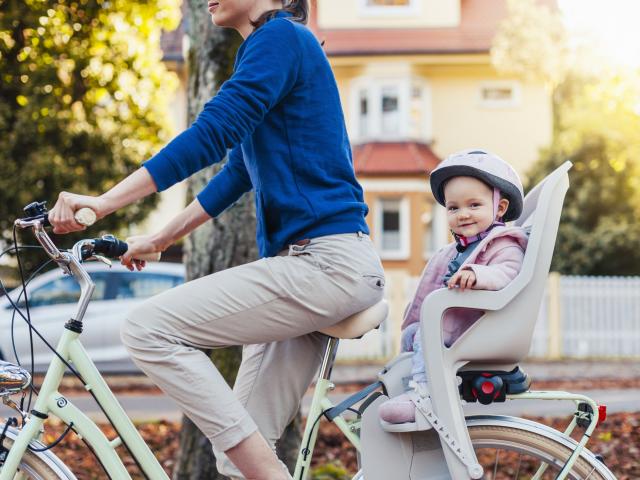 Baby's fietshelm: hierop moet je letten - Libelle Mama
