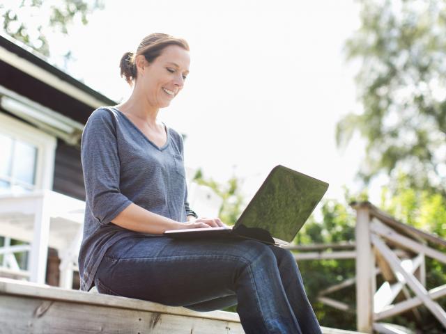 buiten werken met laptop