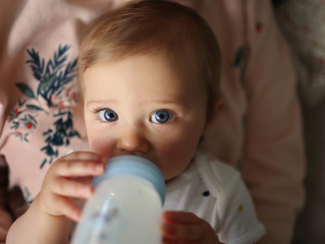 kleintje weigert melk uit fles te drinken