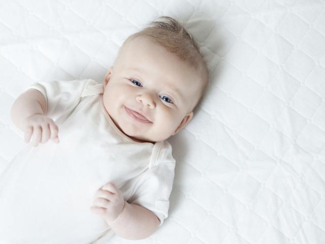 ontwikkeling baby lacht verschillende soorten lachjes